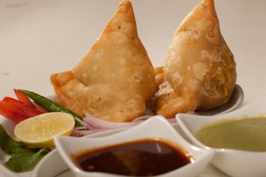 samosa-Hint bir pasta fırında kızarmış.