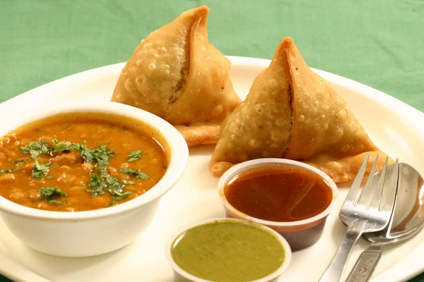 Samosa is an Indian fried or baked pastry. — Stock Photo, Image