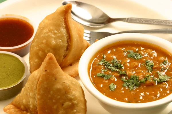 Samosa is an Indian fried or baked pastry. — Stock Photo, Image