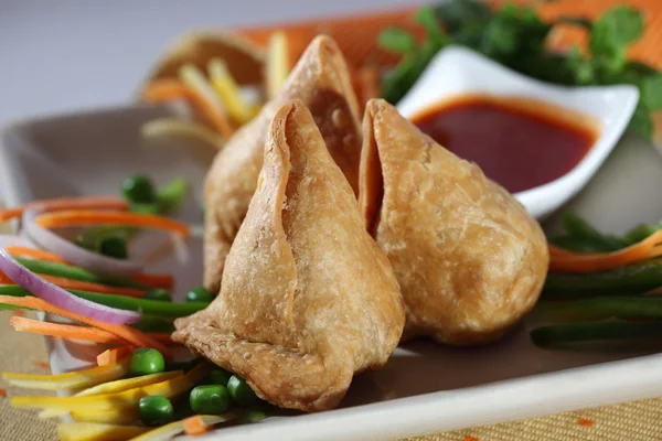 Samosa ist ein indisches Gebäck gebraten oder gebacken. — Stockfoto