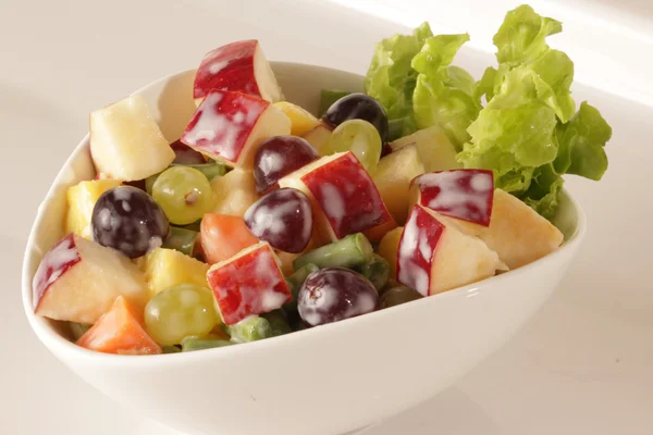 Verse en heerlijke fruitsalade. — Stockfoto