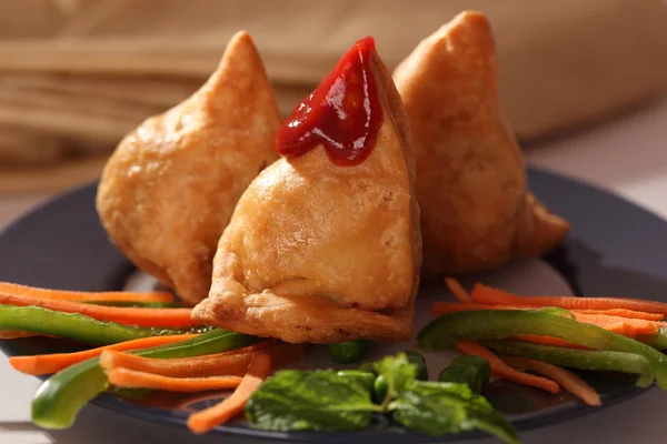 Samosa is an Indian fried or baked pastry — Stock Photo, Image