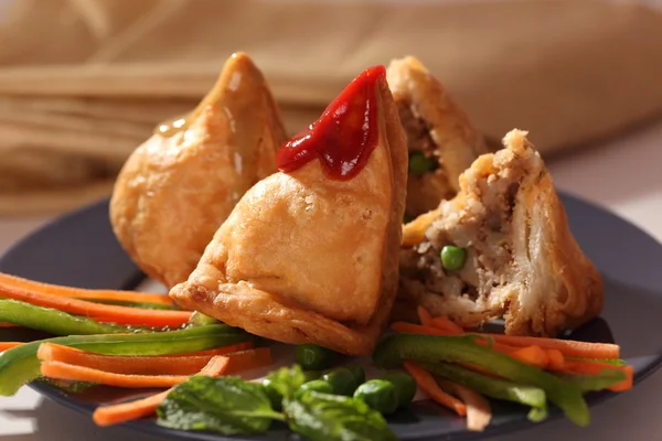 Samosa is an Indian fried or baked pastry — Stock Photo, Image