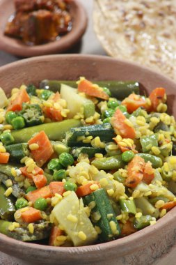 bir çanak dal buğday, mercimek ve taze baharatlar birleşimidir