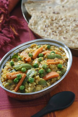 bir çanak dal buğday, mercimek ve taze baharatlar birleşimidir