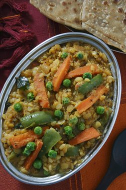 bir çanak dal buğday, mercimek ve taze baharatlar birleşimidir