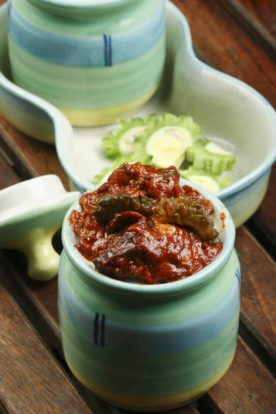 Karela pickle - eine indische Essiggurke aus Karela oder Bittergurke — Stockfoto