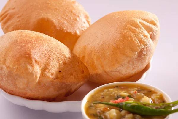 Puri bhaji-Un plato indio hecho de puri y aloo bhaji . —  Fotos de Stock