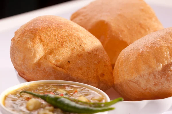 Пури бхаджи-индийское блюдо из пури и алу бхаджи . — стоковое фото