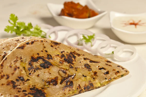 버터 기름으로 뜨거운 맛 있는 paratha. — 스톡 사진