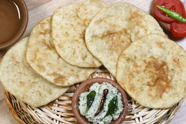 Urad dal puri indisches Fladenbrot. — Stockfoto