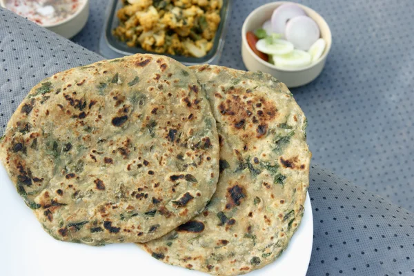 Methi paratha - Çemen ile yapılan dolma gözleme bırakır