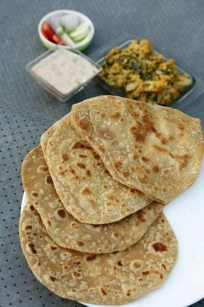 Paratha är ett tunnbröd som har sitt ursprung i Indien — Stockfoto