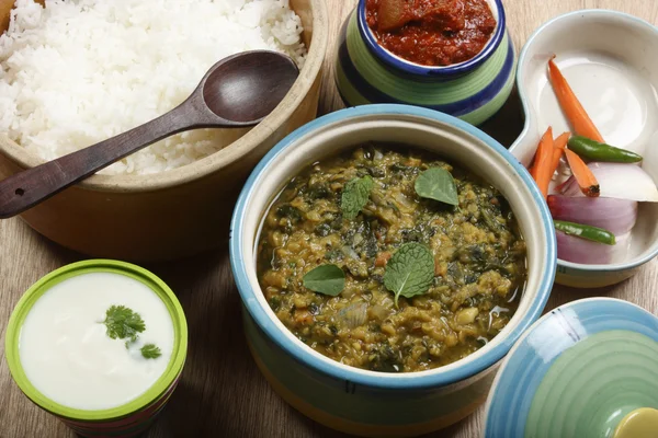 Hariyali daal é um dal rico, contendo masoor dal e verdes . — Fotografia de Stock