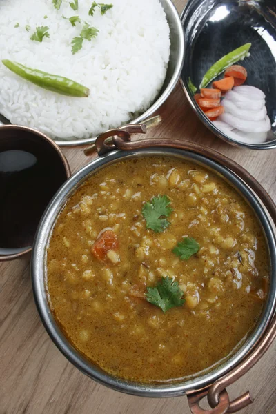 Misto dal é uma combinação de lentilhas, especiarias frescas e legumes da Índia — Fotografia de Stock