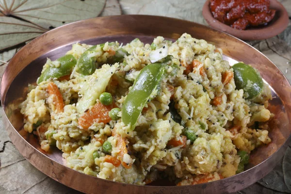 Mixed dal ist eine Kombination aus Linsen, frischen Gewürzen und Gemüse aus Indien — Stockfoto