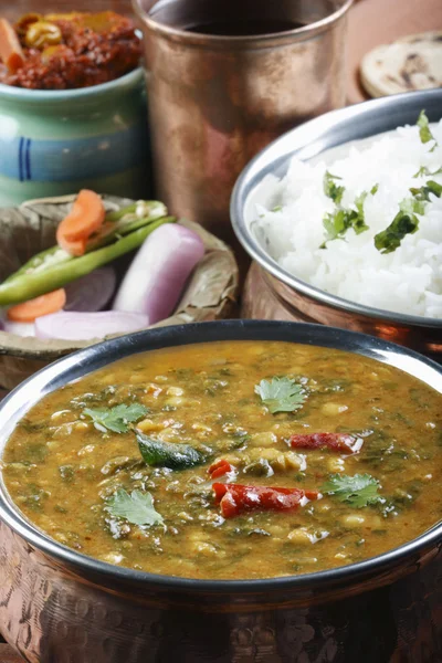 Palak tuvar dal é um espinafre picante e preparação de lentilha — Fotografia de Stock