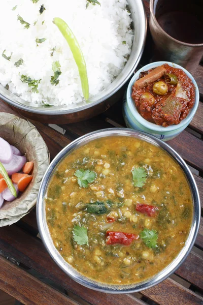 Palak tuvar dal is a spicy spinach and lentil preparation — Stock Photo, Image