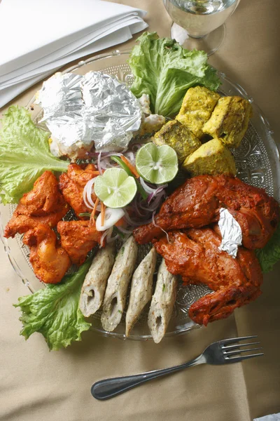 Blandade kebab - ett grillat mellanmål från Indien — Stockfoto