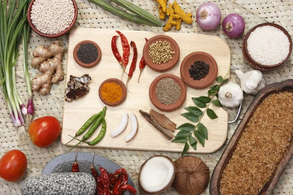 La mezcla de ingredientes es una combinación de especias, hierbas y otros condimentos. — Foto de Stock