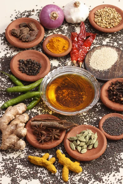 La mezcla de ingredientes es una combinación de especias, hierbas y otros condimentos. — Foto de Stock