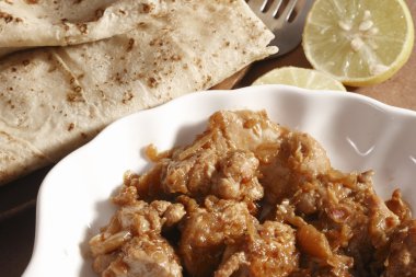 Bir ışık ve zencefil önemli bir madde olarak hazırlanan lezzetli yemek Adhrakhi murgh olduğunu