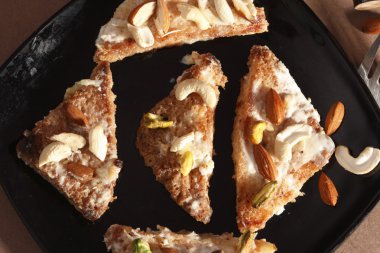 Şahi tukda (ekmek azaltılmış süt ile) süt ile yapılmış bir tatlı olduğunu