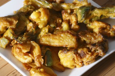 sebze kızartması - kesilmiş sebzeler ve gram un yapılmış bir aperatif