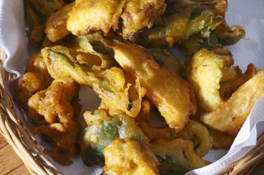 sebze kızartması - kesilmiş sebzeler ve gram un yapılmış bir aperatif