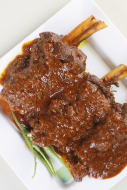 Baharatlı yoğurt içinde Marine ve kırmızı et suyu bir pişmiş koyun eti