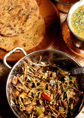 Yani kair ve sangri iki meyveleri ile yapılan bir yemek