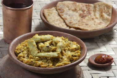 Arbi ka saag - colocasia yapılan bir yemek