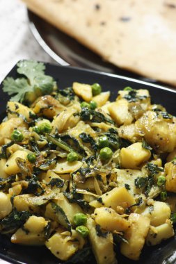Saag aloo bhuna - patates ve ıspanak yemekleri