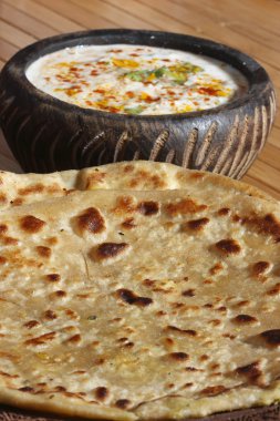 dal jo lolo olan sarı moong dal ve baharatlar ile yapılan gözleme