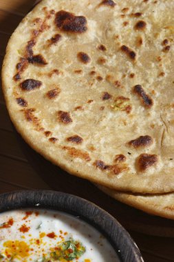 dal jo lolo olan sarı moong dal ve baharatlar ile yapılan gözleme