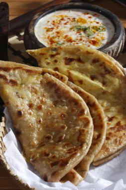 dal jo lolo olan sarı moong dal ve baharatlar ile yapılan gözleme
