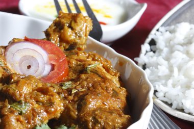 Sindhi tavuk - tavuk pişmiş domates ve soğan sos ile