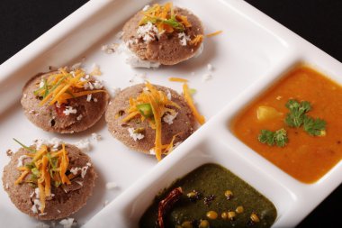 Ragi Idli, Güney Hindistan lezzetli bir pasta olduğunu.
