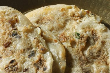 yumurta paratha - yumurta ve baharatları ile doldurulmuş bir gözleme