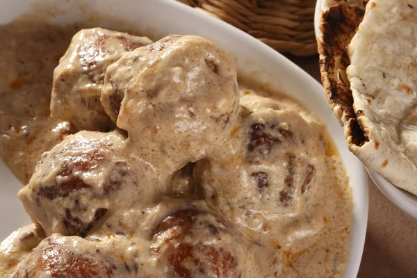 Makhmali Kofta - Dumplings de queso y patata rellenos con pasas y servidos con salsa cremosa . — Foto de Stock