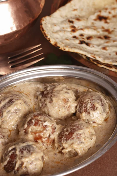 Makhmali Kofta - Dumplings de queso y patata rellenos con pasas y servidos con salsa cremosa . — Foto de Stock