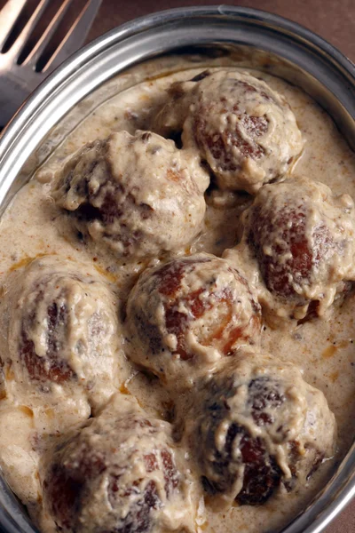 Makhmali Kofta - Bolinhos de queijo e batata recheados com passas e servidos com molho cremoso . — Fotografia de Stock