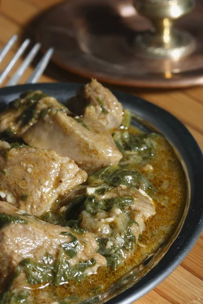 Korma woksås - anbud tärnad kyckling marinerad i syrlig masala och kokas med gröna (spenat) — Stockfoto