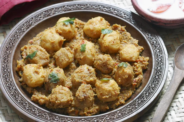 Kashmiri dum aloo gemaakt van baby aardappelen gekookt in yoghurt jus met kruiden — Stockfoto