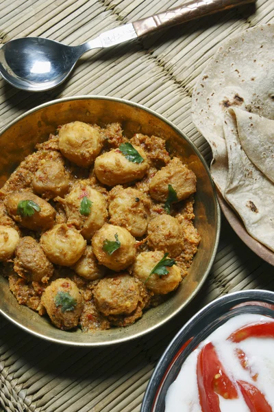 Kashmiri dum aloo feito de batatas de bebê cozidas em molho de iogurte com especiarias — Fotografia de Stock