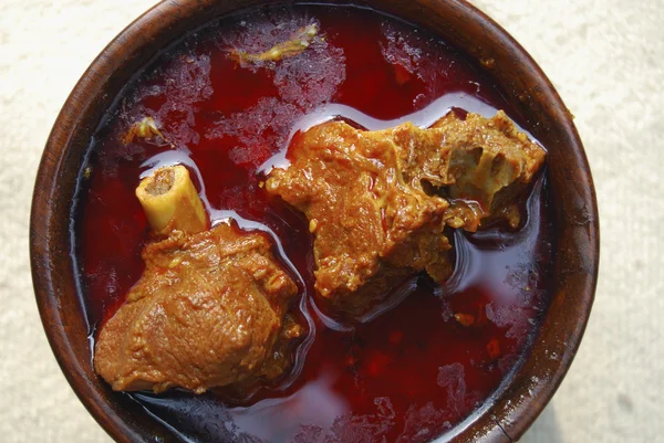 Rogan josh es un curry aromático hecho de cordero o cabra cocinado en especias frescas —  Fotos de Stock