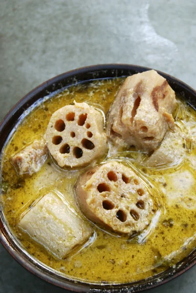 Лотос карри является индийское блюдо из стебля лотоса, приготовленные в томатный лук соус и свежие специи — стоковое фото