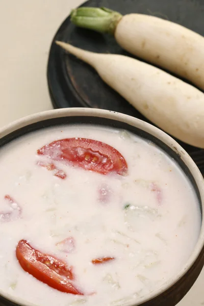 Mooli ka raita ist eine Mischung aus Joghurt, Gewürzen und geriebenem Rettich — Stockfoto