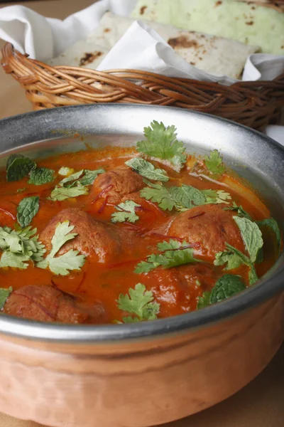 Rista é um prato aromático feito de bolas de carneiro desossadas cozidas em molho vermelho com especiarias frescas. — Fotografia de Stock