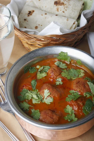 Rista is dat een aromatische schotel gemaakt van vlees zonder been schapenvlees ballen gekookt in rode jus met verse kruiden — Stockfoto